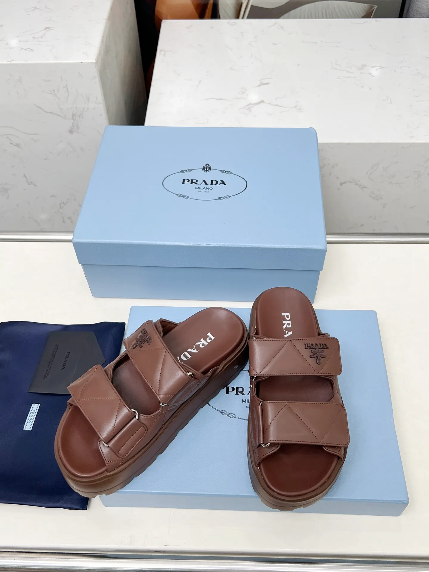 👟👟Ex-factory price 500👟👟 🌸Prada 2025 spring and summer new slippers 💫Velcro sandals The latest catwalk model, classic upgrades, comfort and fashionability coexist. Every color combination looks good, and the design matches different style needs ✅Upper: original customized cowhide ✅Inner lining: original customized sheepskin lining, cowhide feet ✅Outsole: Original molded anti-slip outsole ✅Number of codes: 35-40 (41 customized, non-refundable and non-exchangeable)